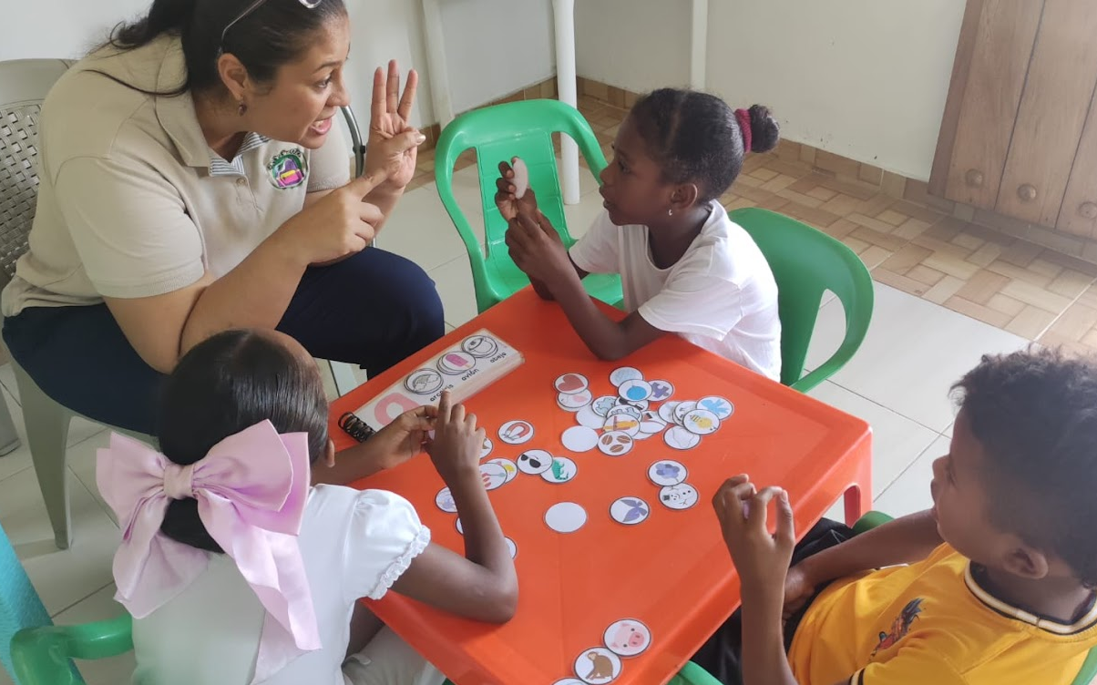 Profesional del Club de Tareas trabajando con niños